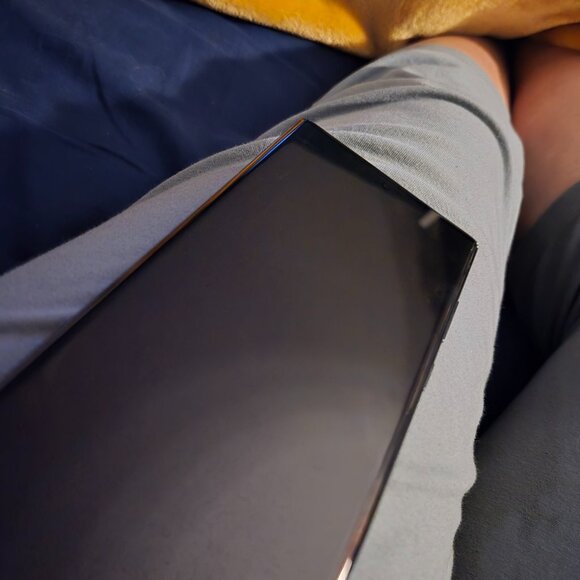 Samsung Galaxy S22 Ultra 5G - cracked on the back - Picture 2 of 11